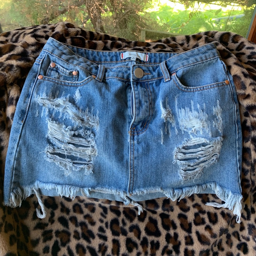 Signature eight distressed mini skirt